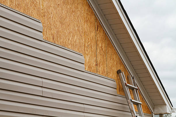 Professional Vinyl Siding technician working in Federal Way, WA